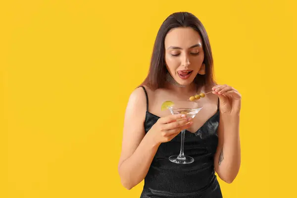 Wanita Cantik Dengan Martini Dan Zaitun Dengan Latar Belakang Kuning — Stok Foto