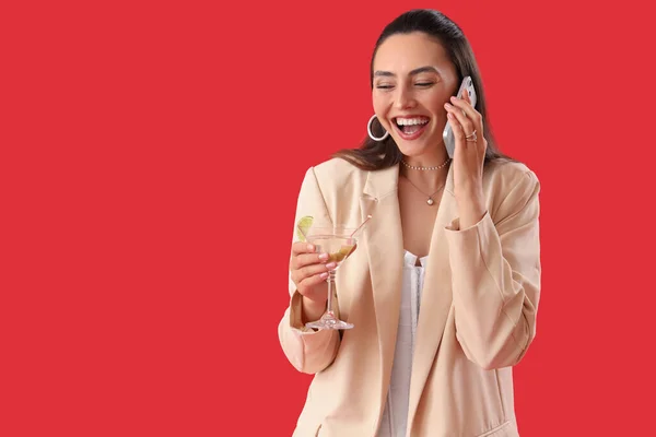 Piękna Kobieta Martini Rozmawia Przez Telefon Komórkowy Czerwonym Tle — Zdjęcie stockowe