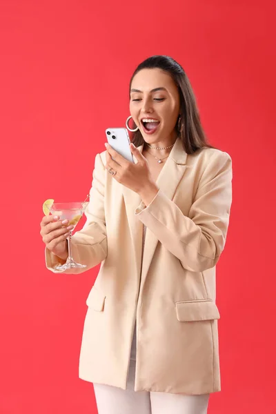 Mooie Vrouw Met Martini Mobiele Telefoon Rode Achtergrond — Stockfoto
