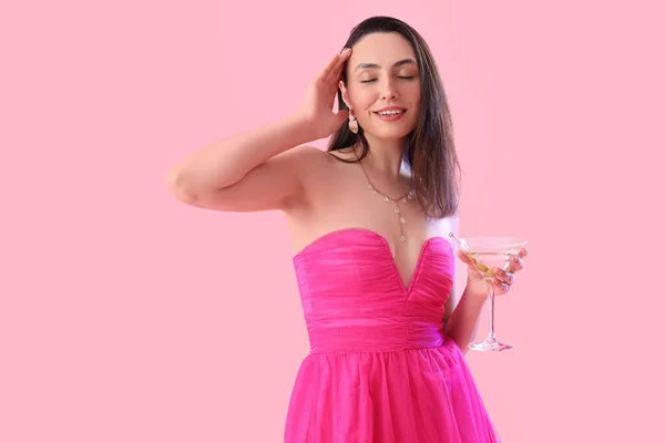 Piękna Kobieta Martini Różowym Tle — Zdjęcie stockowe