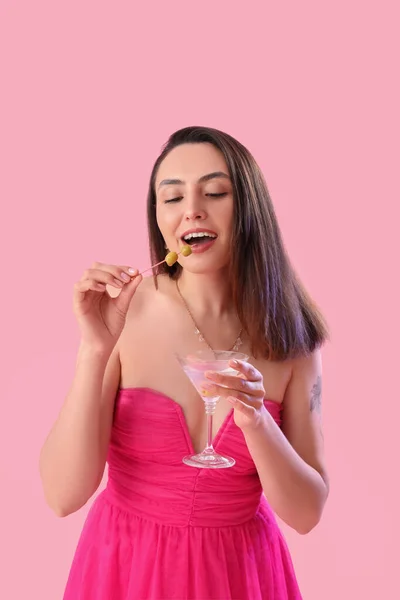 Belle Femme Avec Martini Olives Sur Fond Rose — Photo
