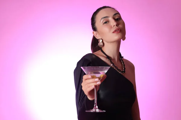 Mulher Bonita Com Martini Fundo Rosa — Fotografia de Stock