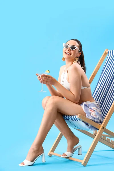 Beautiful Woman Swimsuit Martini Deck Chair Blue Background — Stock Photo, Image