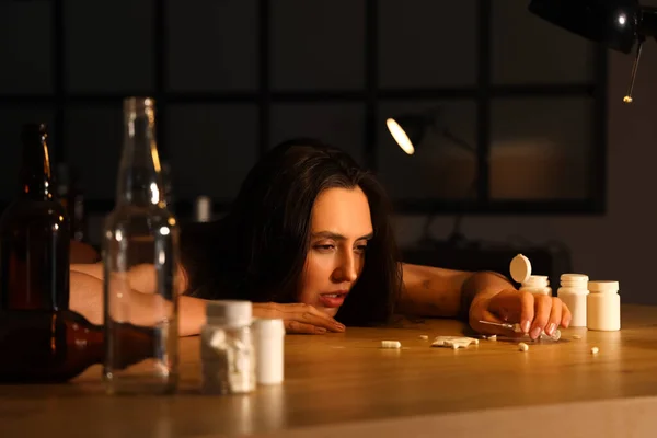 Vrouwelijke Drugsverslaafde Met Injectiespuit Avonds Thuis — Stockfoto