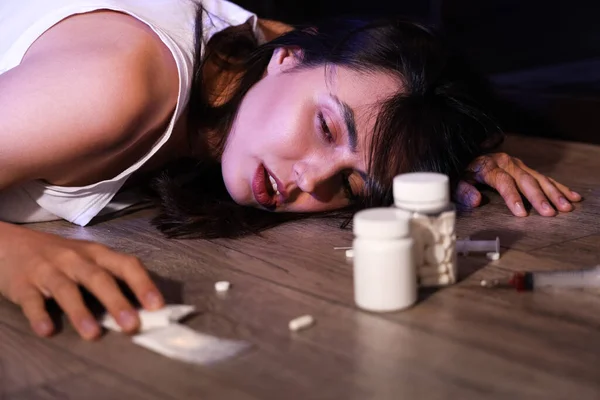 Mulher Viciada Drogas Deitada Chão Noite Perto — Fotografia de Stock