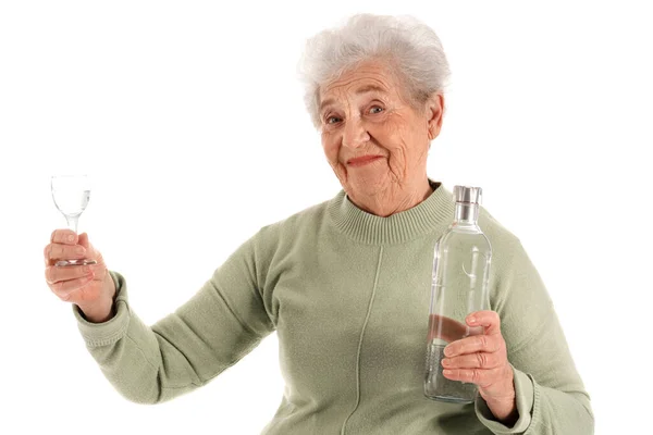 Senior Vrouw Met Glas Fles Wodka Witte Achtergrond — Stockfoto