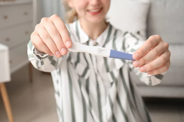 Szczęśliwa Młoda Kobieta Testem Ciążowym Domu Zbliżenie — Zdjęcie stockowe