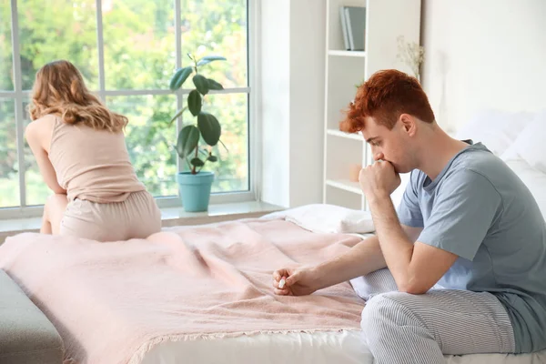 Yatak Odasında Hamilelik Testi Olan Üzgün Genç Bir Adam — Stok fotoğraf