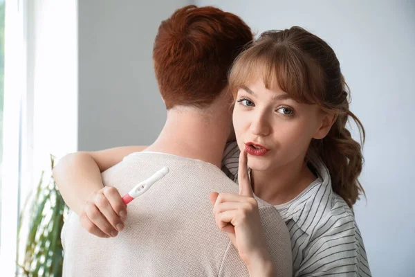 Jovem Com Teste Gravidez Mostrando Gesto Silêncio Seu Namorado Casa — Fotografia de Stock