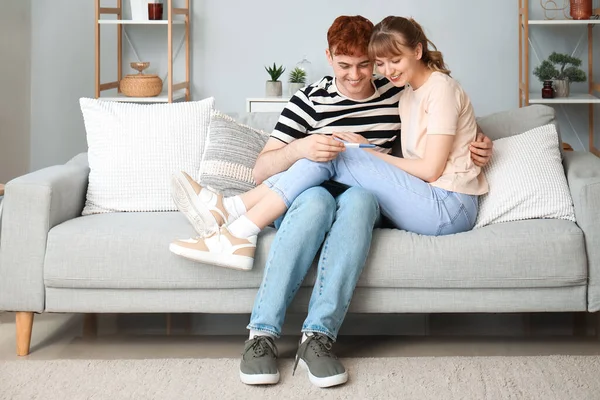 Evde Hamilelik Testi Olan Mutlu Genç Bir Çift — Stok fotoğraf