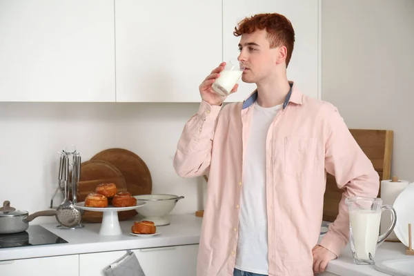 Junger Rotschopf Trinkt Milch Küche — Stockfoto
