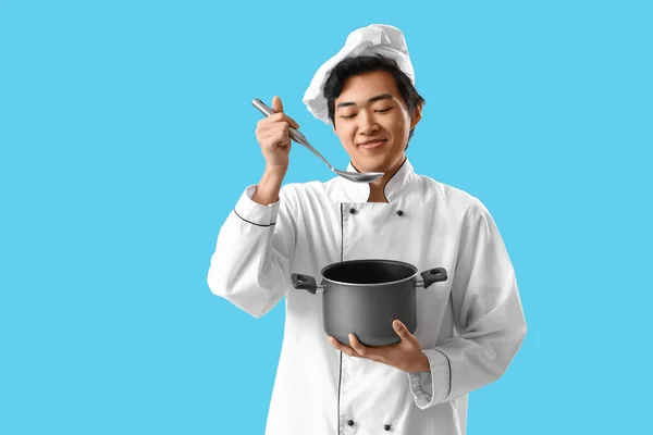 Mężczyzna Azji Kucharz Chochla Gotowanie Garnek Niebieskim Tle — Zdjęcie stockowe