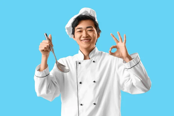 Maschio Asiatico Chef Con Mestolo Mostrando Blu Sfondo — Foto Stock