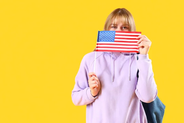 Estudante Feminina Com Bandeira Dos Eua Fundo Amarelo — Fotografia de Stock