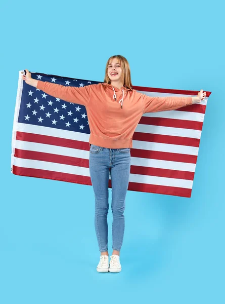 Teenage Dívka Vlajkou Usa Modrém Pozadí — Stock fotografie