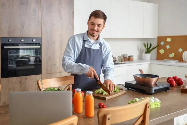 Young Man Cutting Lettuce Table Kitchen — Stock Photo, Image