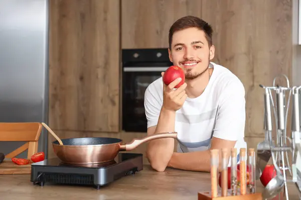 Молодий Чоловік Яблуком Кухні — стокове фото