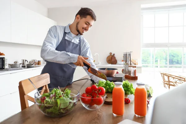 Young Man Cutting Lettuce Table Kitchen — Stock Photo, Image