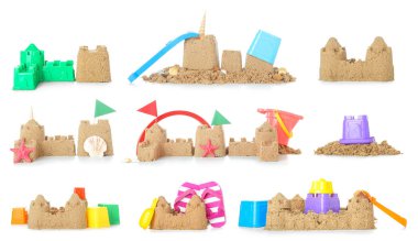 Beyaz arkaplanda kumdan yapılmış kaleler.