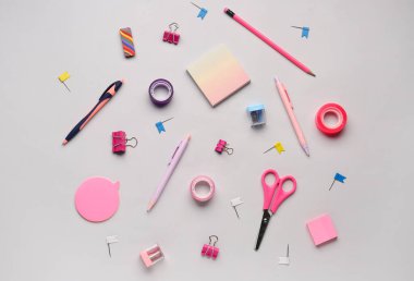 Gri arkaplanda kırtasiye malzemeleriyle kompozisyon