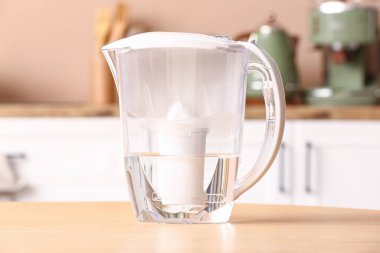 Modern filtre sürahisi mutfaktaki masada.