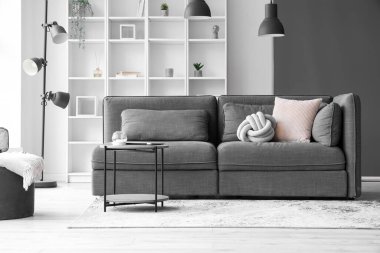 Işıl ışıl oturma odası, rahat gri kanepe ve kahve masası.