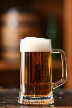 Bardaki masada bir kupa bira. Ekim Festivali Kutlaması