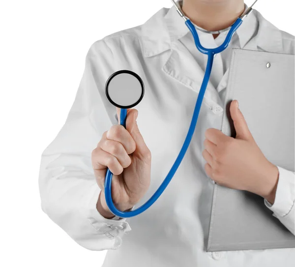 Ärztin Mit Stethoskop Und Klemmbrett Auf Weißem Hintergrund — Stockfoto