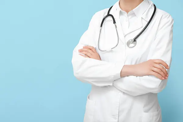 Ärztin Weißen Mantel Mit Stethoskop Auf Blauem Hintergrund — Stockfoto
