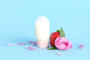 Renkli deodorant, çilek ve şakayık çiçekli kompozisyon