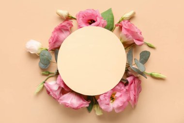 Bej arkaplanda pembe Eustoma çiçekleri olan boş bir kart.