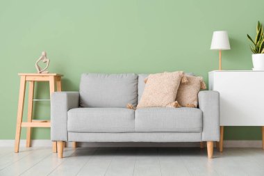 Kanepesi ve çekmeceleri olan bir oturma odası.