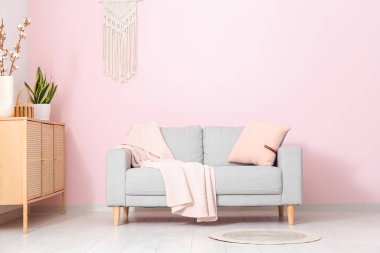 Kanepesi ve çekmeceleri olan bir oturma odası.