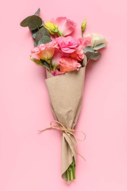 Pembe arka planda bir buket güzel Eustoma çiçeği