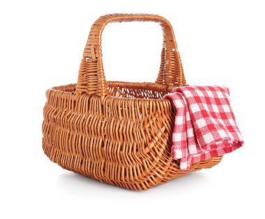 Hasır piknik sepeti ve beyaz arka planda temiz peçete.