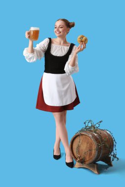 Güzel Ekim Festivali garsonu. Mavi arka planda bira ve simit var.