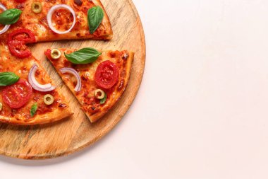 Bej arka planda lezzetli pizzalı tahta