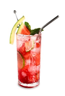 Bir bardak taze karpuz limonata ve beyaz arka planda nane şekeri.