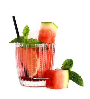 Bir bardak taze karpuz limonata ve beyaz arka planda nane şekeri.