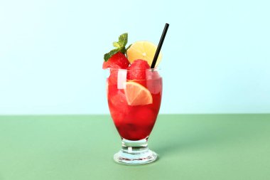 Yeşil masada naneli taze karpuz limonatası.