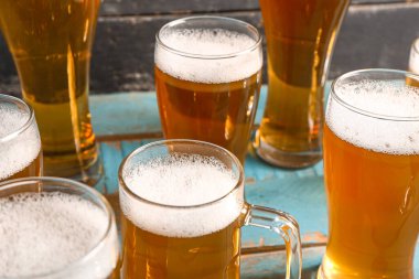 Bardaklar ve bir bardak soğuk bira masanın üstünde. Ekim Festivali Kutlaması