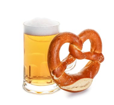 Beyaz arka planda bir kupa soğuk bira ve simit. Ekim Festivali Kutlaması