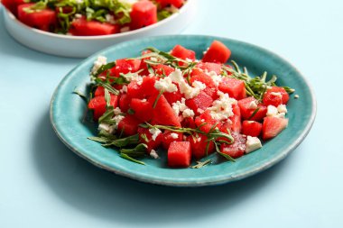 Açık mavi arkaplanda lezzetli karpuz salatası