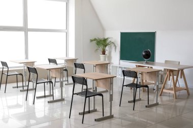 Modern, şık, boş sınıfın içi.