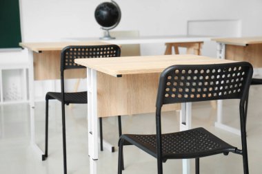 Modern, şık, boş sınıfın içi.