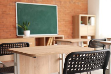 Şık, boş sınıfın içi.