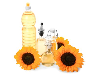 Beyaz zemin üzerinde ayçiçeği yağı olan şişeler ve sürahiler.