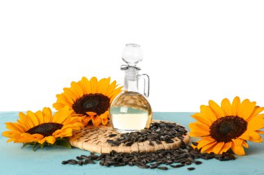 Masada beyaz arkaplana karşı ayçiçeği yağı süsü