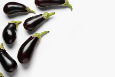 Hafif arkaplanda taze patlıcanlar