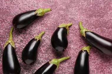 Pembe arka planda taze patlıcanlar